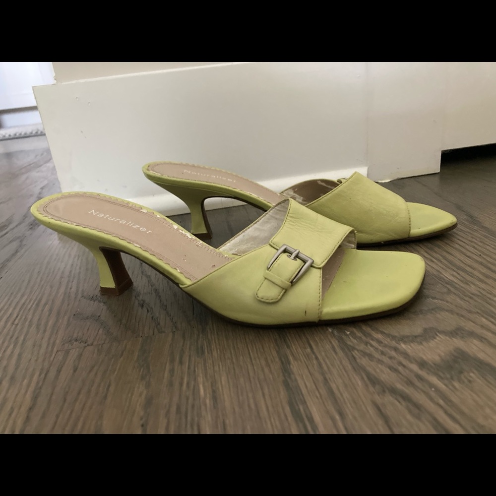 NATURALIZER KITTEN HEELS